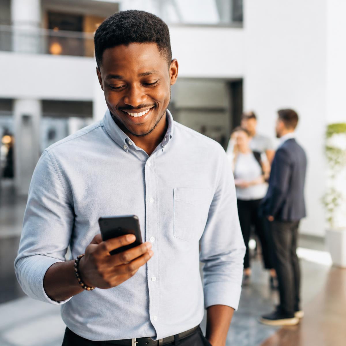 Salarié consultant l'application ProCare sur son téléphone